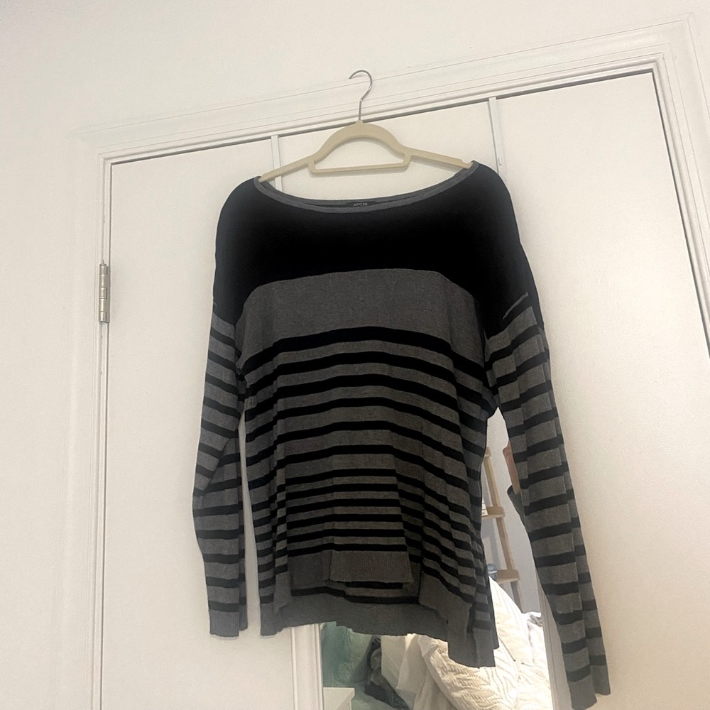 Black and dark grey striped long sleeved top 🖤